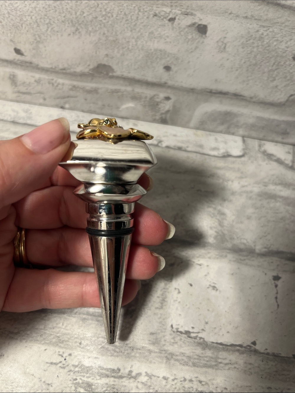 Gold Bee & Nude Flower wine stopper silver tone